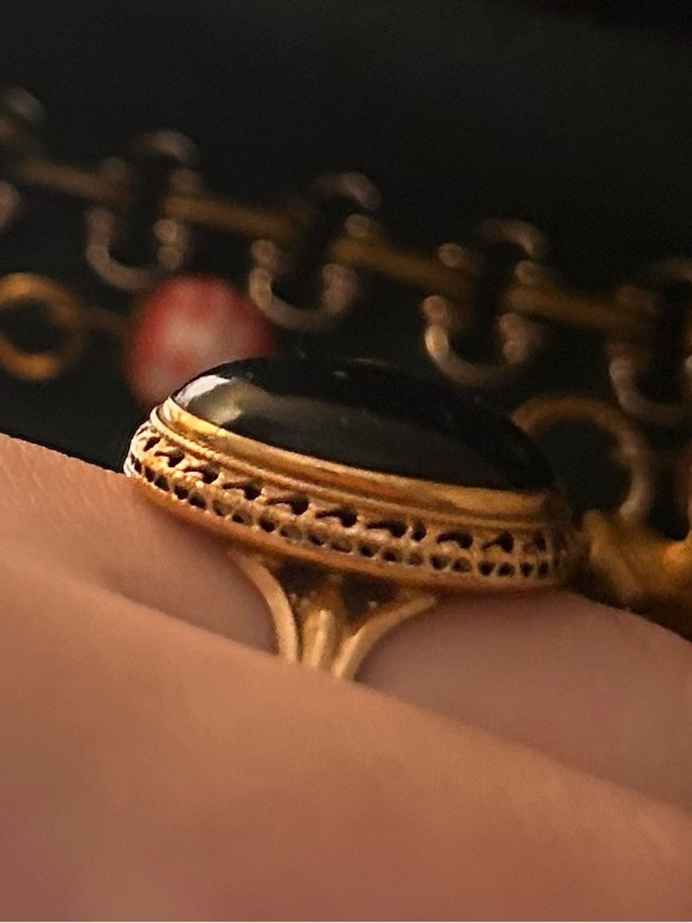 Antique 10k (stamped) yellow gold and onyx stone ring - adjustable - Picture 9 of 9